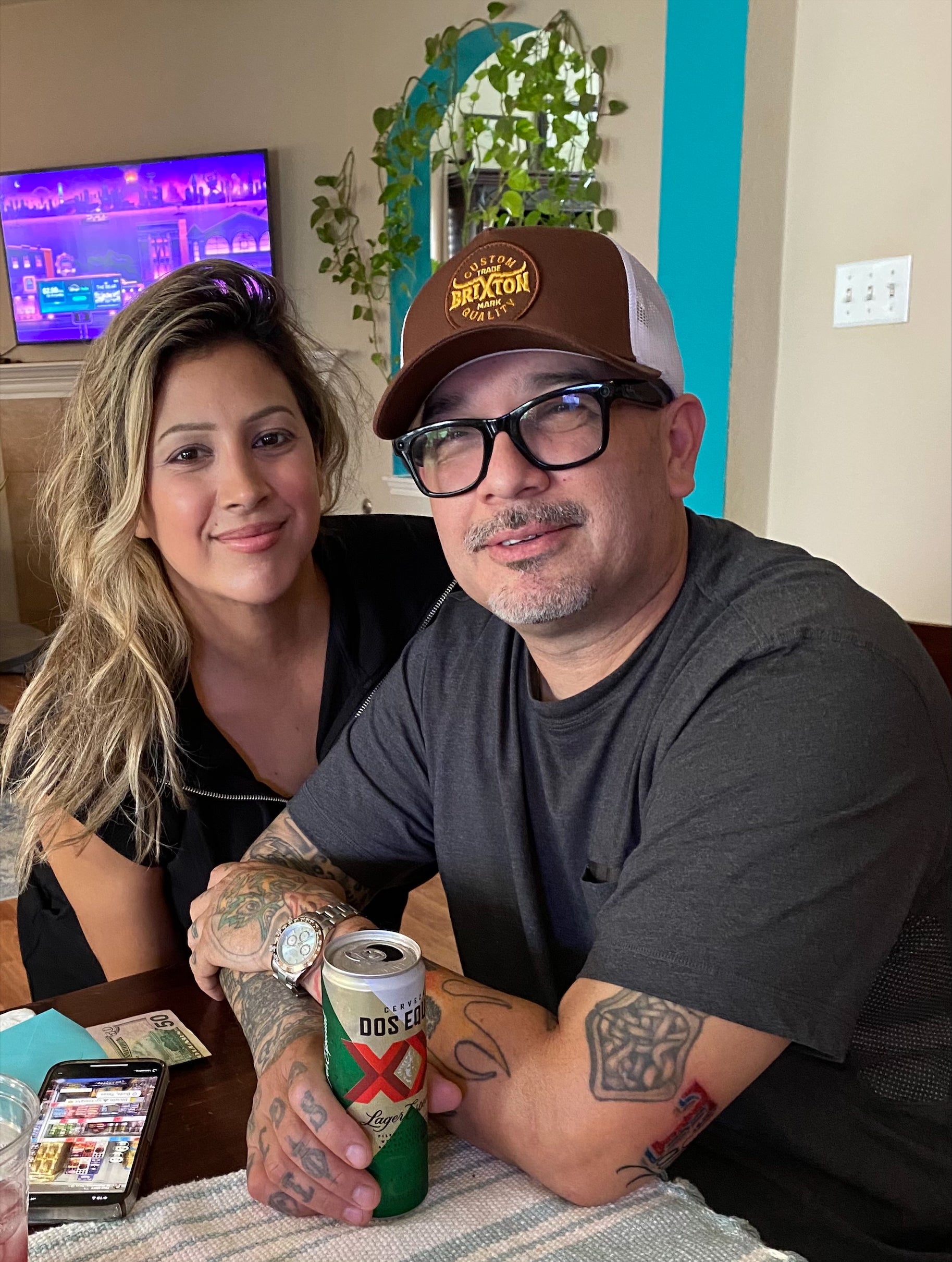 Describes the appearance of the image